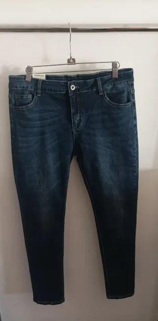 Vaqueros pitillo de mujer azul.