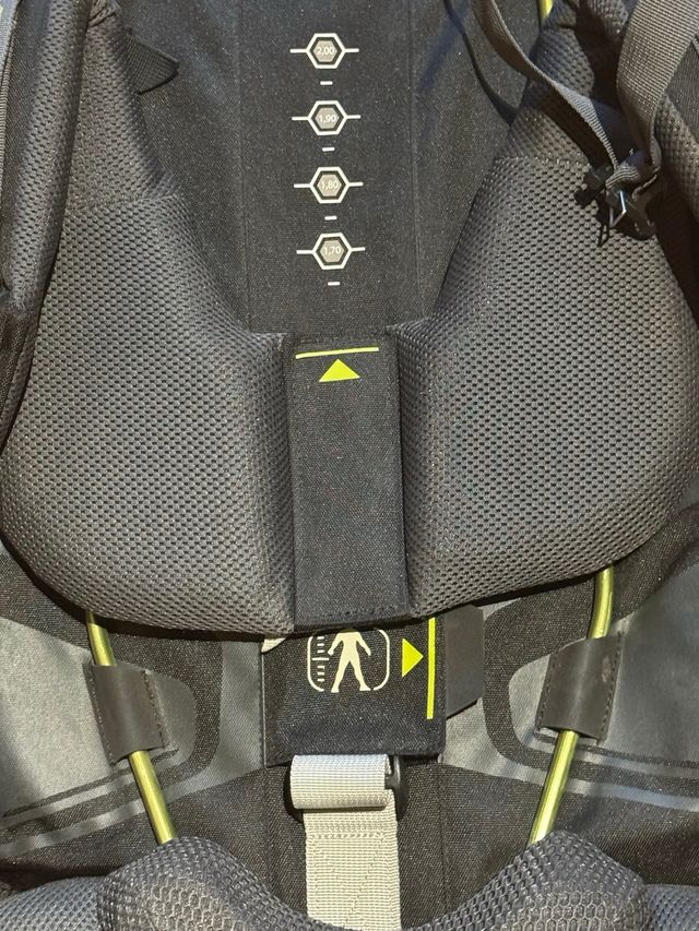 Mochila senderismo gris y verde 70+10