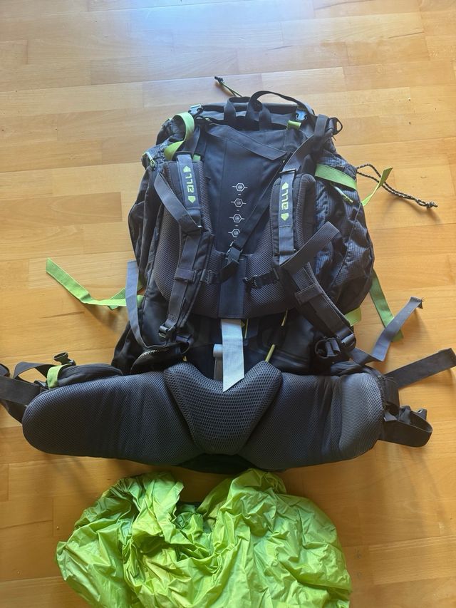 Mochila senderismo gris y verde 70+10