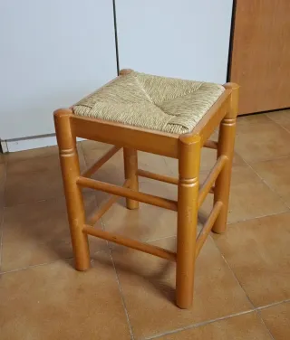 2 Taburetes de madera y enea.