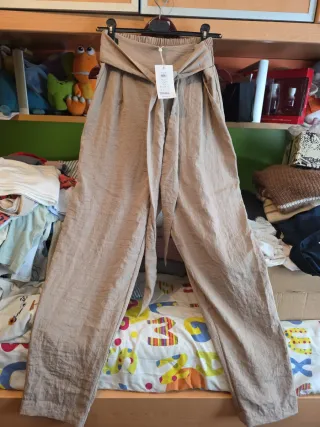 Pantalón mujer beige con cinturón