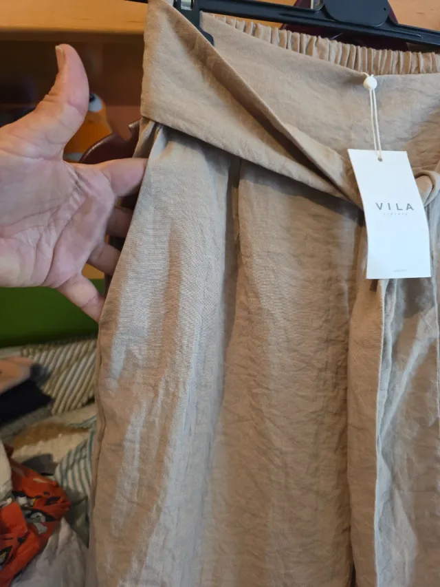 Pantalón mujer beige con cinturón