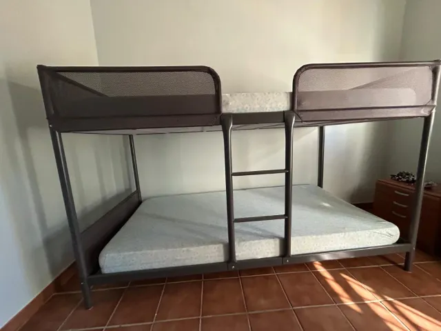 Litera metálica sin colchones.