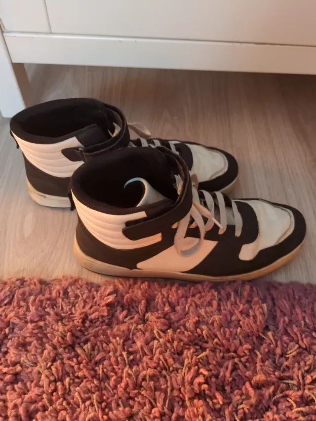 Zapatillas deportivas altas negras y blancas