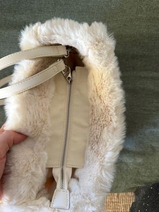 Bolso pelo beige Stradivarius