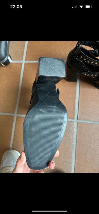 Botines Zara negros con tachuelas y hebillas