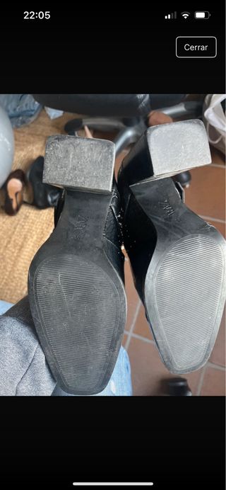 Botines Zara negros con tachuelas y hebillas