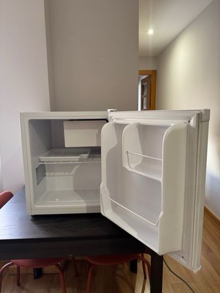 Nevera pequeña OK. Poco uso