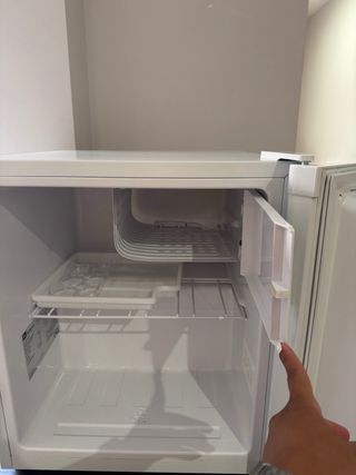 Nevera pequeña OK. Poco uso