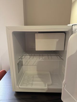 Nevera pequeña OK. Poco uso