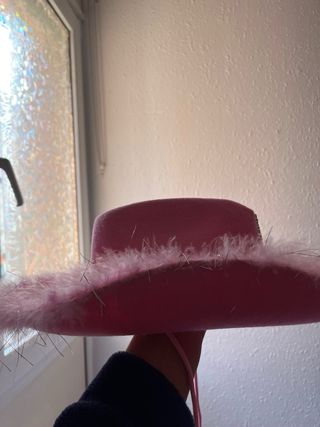 Sombrero rosa con tiara y plumas
