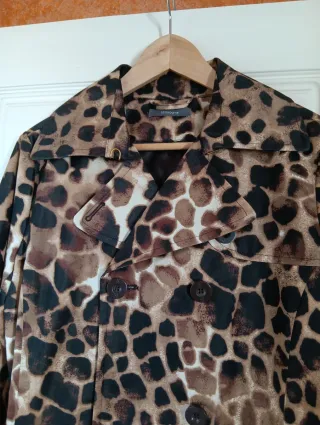 Gabardina larga animal print Liz Claiborne talla L