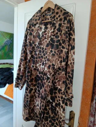 Gabardina larga animal print Liz Claiborne talla L