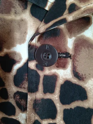 Gabardina larga animal print Liz Claiborne talla L
