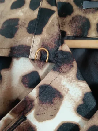 Gabardina larga animal print Liz Claiborne talla L