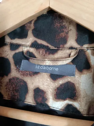 Gabardina larga animal print Liz Claiborne talla L