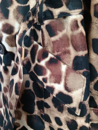 Gabardina larga animal print Liz Claiborne talla L
