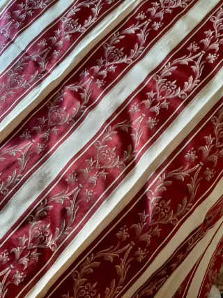 Drappo di raso con righe damascate