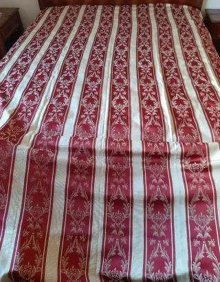 Drappo di raso con righe damascate