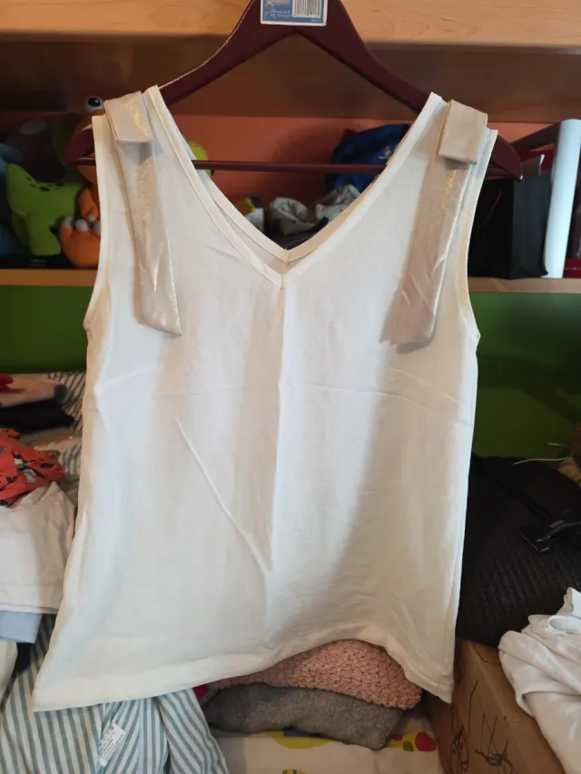 Blusa blanca con detalles dorados