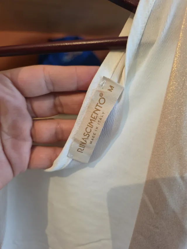 Blusa blanca con detalles dorados