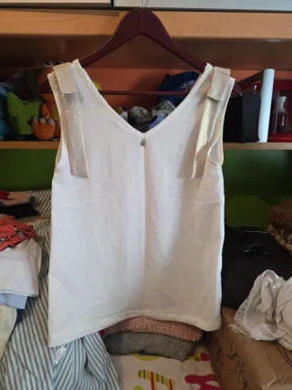 Blusa blanca con detalles dorados