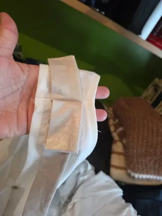 Blusa blanca con detalles dorados