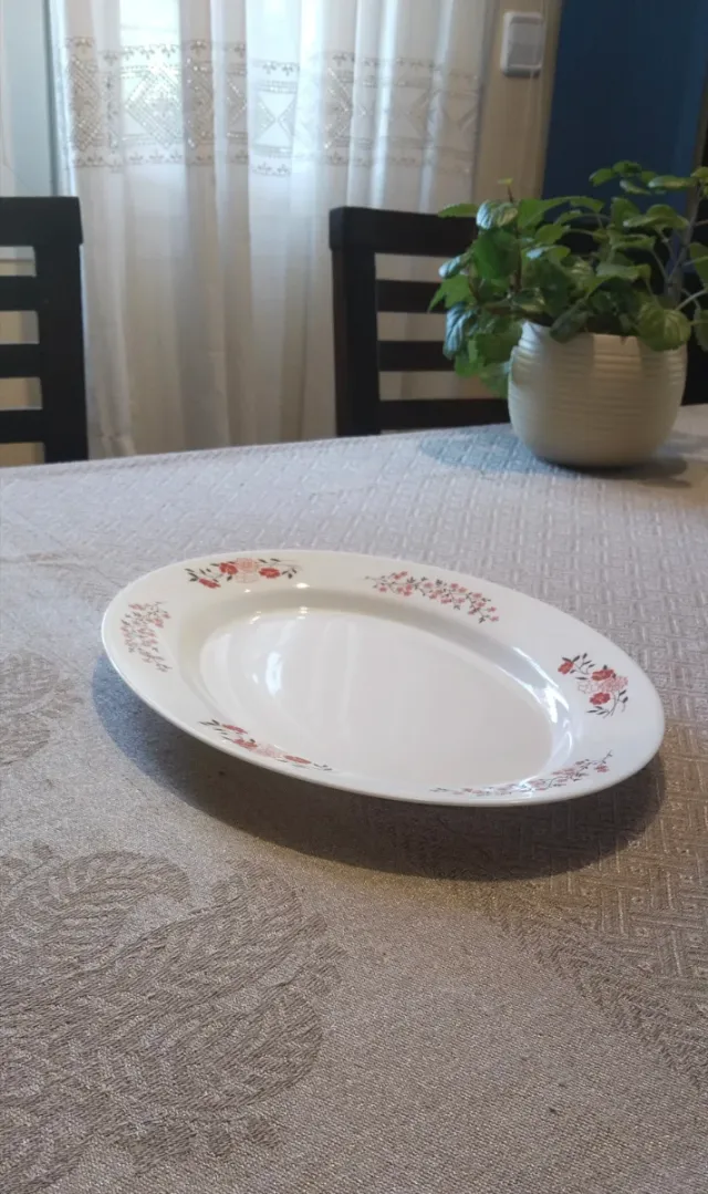 Fonte ovalada com motivos florais