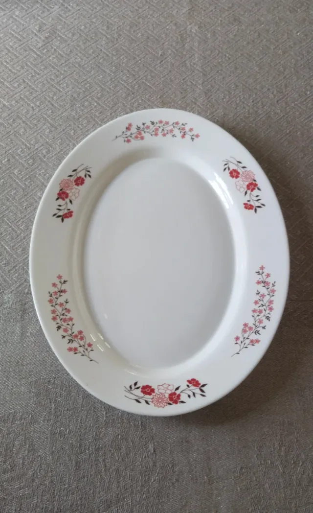 Fonte ovalada com motivos florais