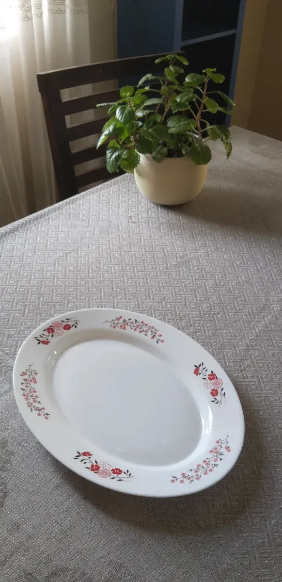 Fonte ovalada com motivos florais