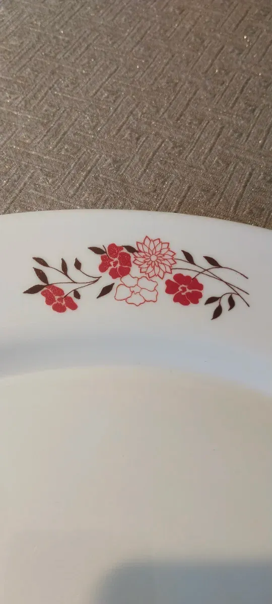 Fonte ovalada com motivos florais