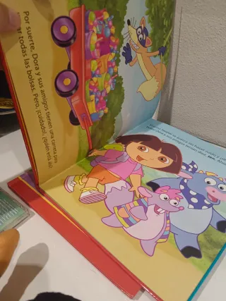 Muñeca Dora la Exploradora con libros y CD