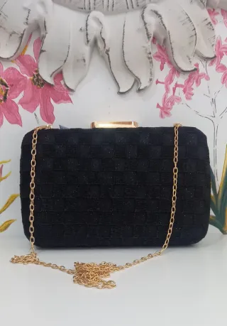 Bolso de fiesta negro con cadena dorada