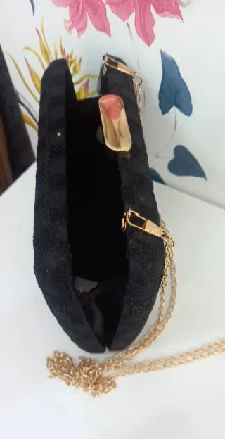 Bolso de fiesta negro con cadena dorada