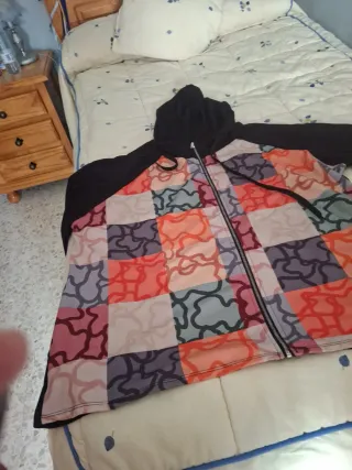 Sudadera con cremallera y estampado patchwork