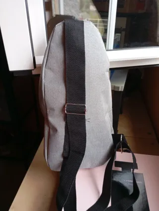 Mochila bandolera gris nueva