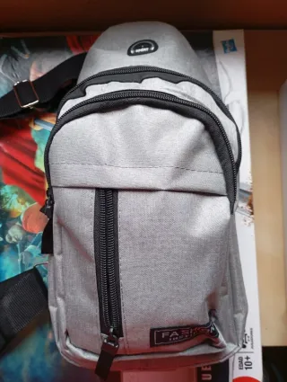 Mochila bandolera gris nueva