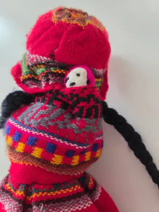 Muñeca de trapo peruana con llama