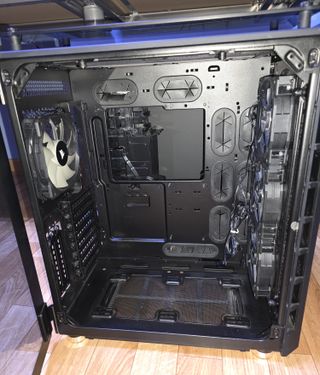 Torre Corsair Crystal 680X con controlador RGB