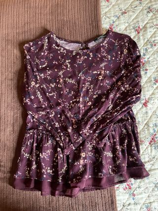 Blusa Bershka floral manga francesa.