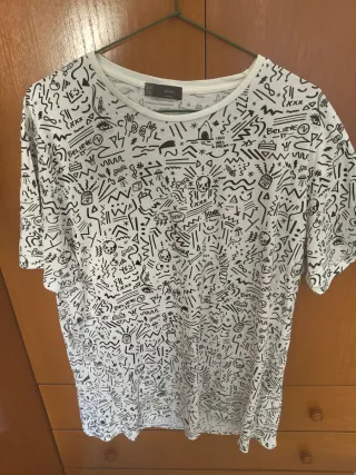 Camiseta Bershka Estampado Dibujos Blanco y Negro