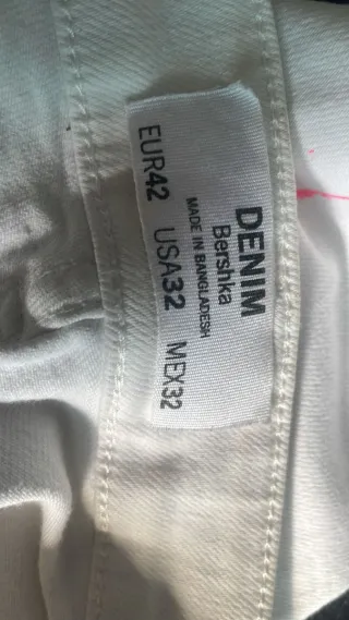 Pantalón blanco con salpicaduras rojas