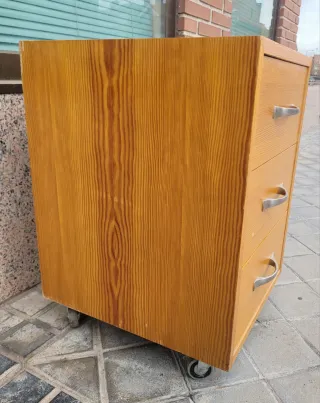 Cajonera de madera con tiradores metálicos