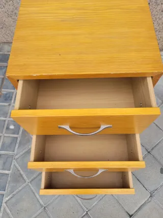 Cajonera de madera con tiradores metálicos