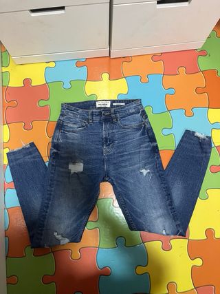 Pantalones vaqueros Pull&Bear desgastados