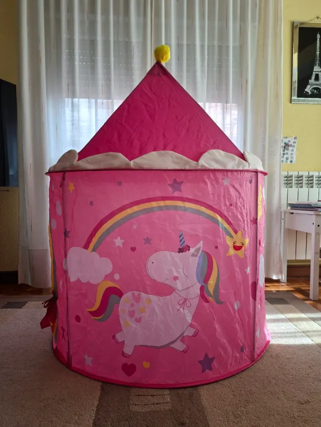 Castillo de unicornios y globos rosa