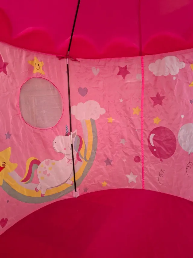 Castillo de unicornios y globos rosa