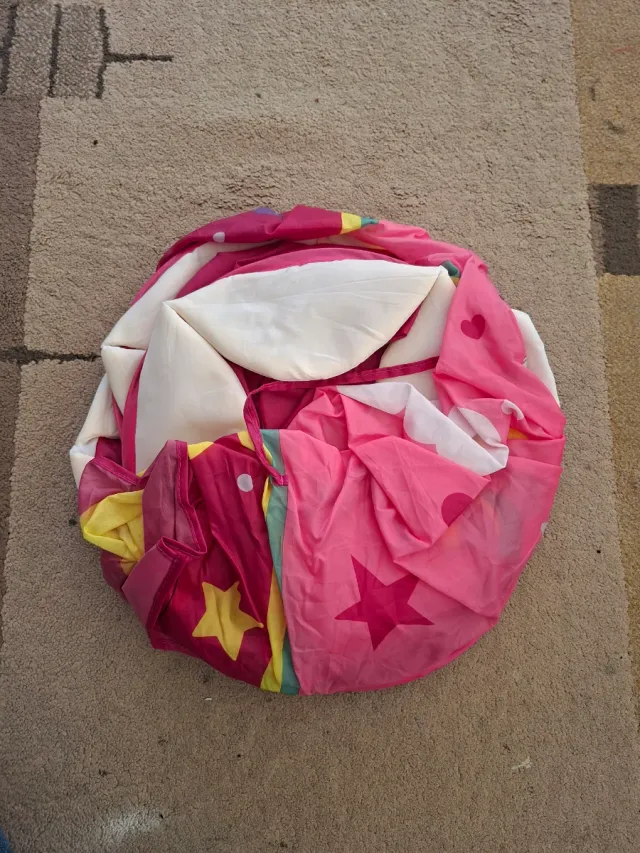 Castillo de unicornios y globos rosa