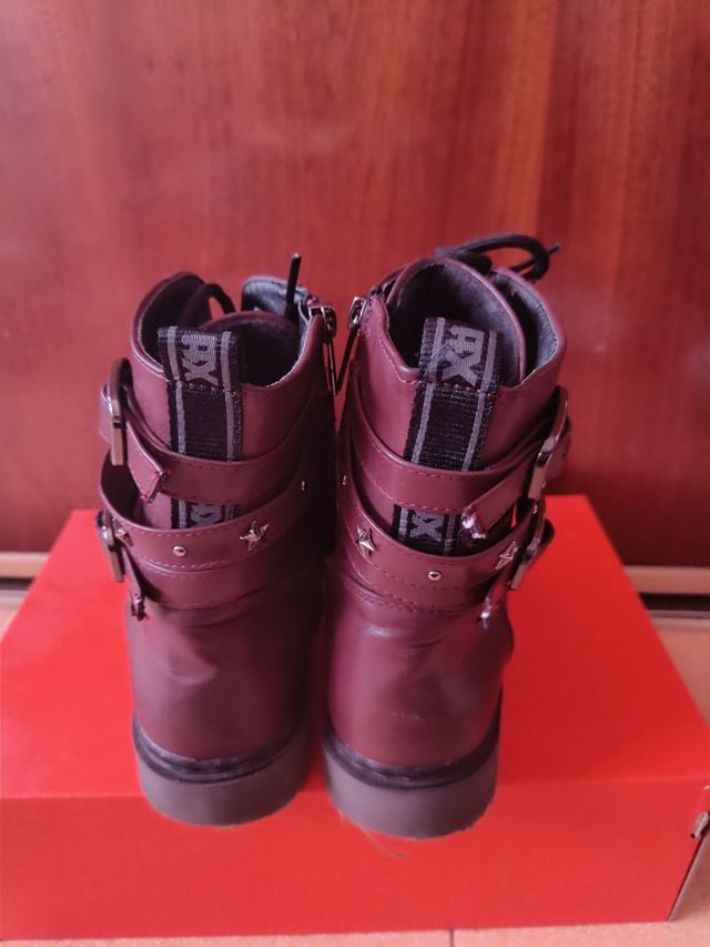 Botas cuero granate tachuelas estrellas