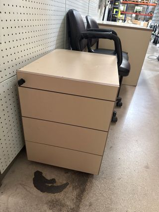 juego de mesa sillas y cajonera